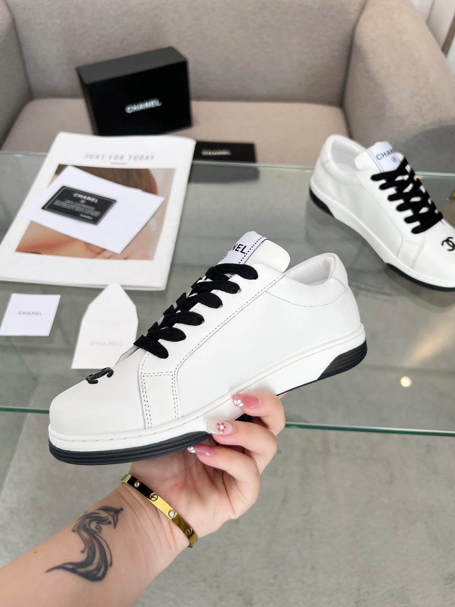 👟👟Ex-factory price 520👟👟Chanel Chanel 24SF latest model full leather panda color white shoes casual sports shoes skateboard shoes original purchase and development production Xiaoxiang C Home Another super popular item in the counter, loved by Internet celebrity bloggers and sisters, and various praises on social platforms. It is very popular, has a high texture, is breathable and super spring and summer. Seeing this issue always arouses the inner desire of girls for fashion. The latest suede material, classic black and white color, full of fashionable feeling on the feet, easy to care for. Fabric: Original customized imported cowhide material. Lining: Customized soft sheepskin lining. Sole: Original molded TPU non-slip outsole. Bottom thickness: 2.5CM. Size: Women's size 35-40 (custom-made sizes 40 are non-refundable)